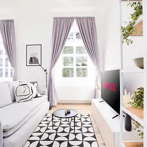 Days - Bright - Old Town Apartment